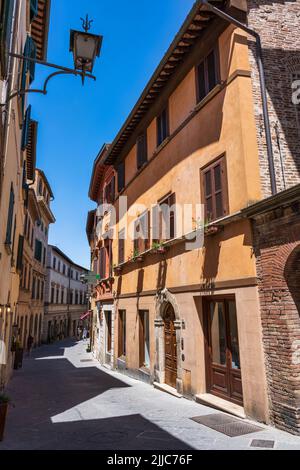 Strada stretta e tortuosa di Via di Voltaia nel corso a Montepulciano, Toscana, Italia Foto Stock