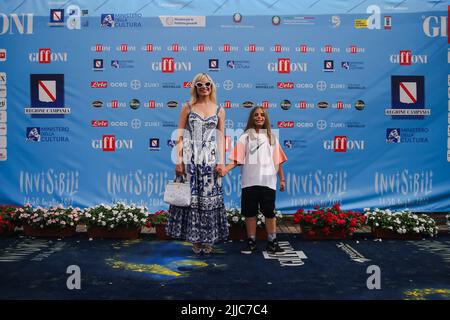 NESSUN CREDITO: Micaela Ramazzotti al Giffoni Film Festival, accompagnato dalla figlia Anna Virzì. Foto Stock