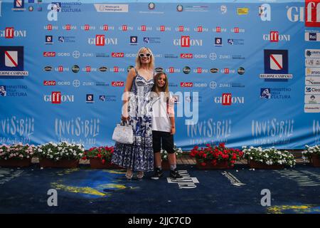 NESSUN CREDITO: Micaela Ramazzotti al Giffoni Film Festival, accompagnato dalla figlia Anna Virzì. Foto Stock