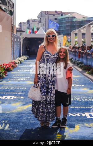 NESSUN CREDITO: Micaela Ramazzotti al Giffoni Film Festival, accompagnato dalla figlia Anna Virzì. Foto Stock