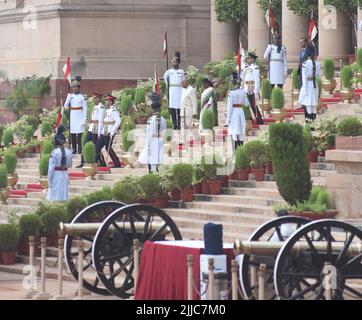 New Delhi, India. 25th luglio 2022. Il nuovo presidente indiano, Droupadi Murmu cammina lungo i gradini del Palazzo Presidenziale (Rashtrapati Bhawan) con il presidente uscente Ramnath Kovind dopo aver assunto il più alto posto costituzionale. (Foto di Sondeep Shankar/Pacific Press) Credit: Pacific Press Media Production Corp./Alamy Live News Foto Stock