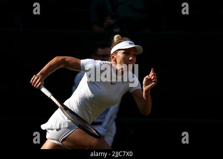 4 luglio 2022, All England Lawn Tennis Club, Wimbledon, Londra, Regno Unito. Simon Halep di Romania, il seme numero 16, insegue un ritorno al seme numero 4 Paula Badosa di Spagna durante il loro quarto round match sul Centre Court a Wimbledon oggi. Halep ha vinto la partita in serie diritte. Foto Stock