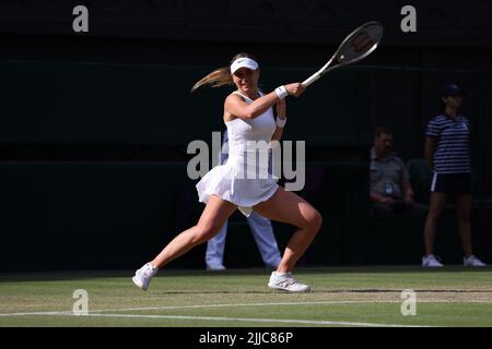 4 luglio 2022, All England Lawn Tennis Club, Wimbledon, Londra, Regno Unito. Numero 4 seme Paula Badosa di Spagna durante il suo quarto round match contro Simona Halep in Romania su Center Court a Wimbledon oggi. Halep ha vinto la partita in serie diritte. Foto Stock