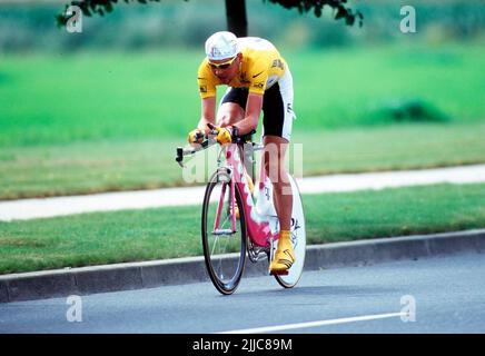 ARCHIVIO FOTO: 25 anni fa, il 27 luglio 1997, Jan ULLRICH ha vinto il Tour de France, 01SN Ullrich 0797SP.jpg Jan ULLRICH, Germania, Team Telekom, in maglia gialla, azione, QF Radsport Tour de France 1997, cronometro individuale a Disneyland ?Sven Simon #Huyssenallee 40-42#45128 Essen#tel. 0201/234556 facsimile. 0201/234539 conto 1428150 C ommerzbank e ssen BLZ 36040039 www. Foto Stock