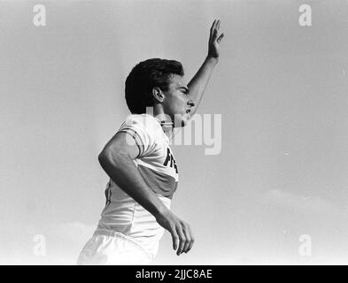 FOTO D'ARCHIVIO: Hansi MUELLER avrà 65 anni il 27 luglio 2022, 01SN Mueller240379SP.jpg Hansi MUELLER, Germania, calcio, VFB Stuttgart, mezza lunghezza, giubilo, cheers, in profilo, fotografato da sotto; foto in bianco e nero; © Foto Stock