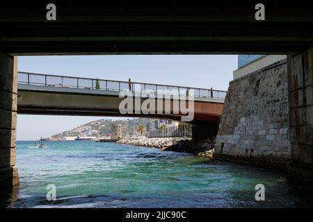 Porto di Ceuta visto dall'acqua Foto Stock