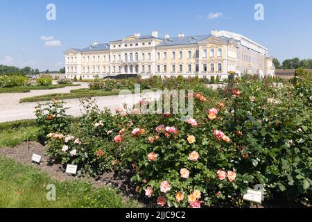 Rundale Palace, Lettonia; esterno, palazzo barocco del 18th secolo costruito da Ernst Johann von Biron nel 1700s, ora un museo e giardino, Lettonia, Europa Foto Stock