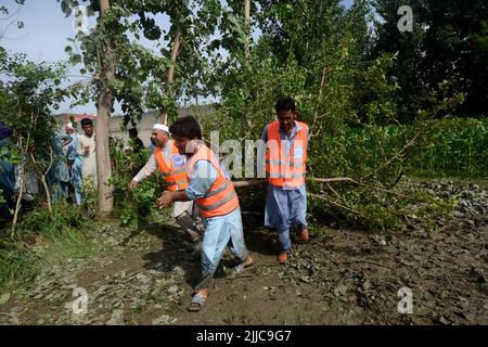 Peshawar, Pakistan, 24/07/2022, alluvione in Mathura Shagai Hindkian Wazir Qila zona di Peshawar dalle ore sette del mattino. Le dighe di sicurezza dovevano essere costruite in diversi punti ai sensi della legge, ma a causa del continuo aumento delle inondazioni, le dighe di sicurezza in tre punti sono state anch'esse spazzate via. L'amministrazione ha già aperto le fuoriuscite della diga di Varsik, mentre, d'altra parte, in Afghanistan e nelle aree tribali. A causa della pioggia continua dall'anno scorso, l'acqua si è deviata verso le zone menzionate per le quali sono necessarie misure di emergenza. (Foto di Hussain Ali/Pacific Press) Foto Stock