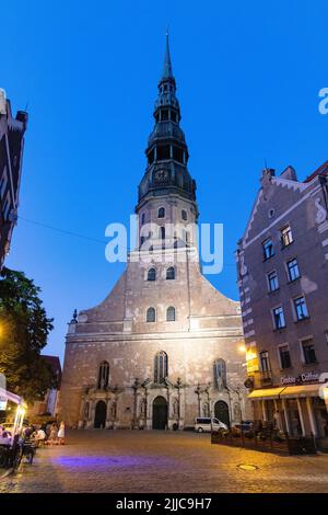 Città vecchia di riga; Chiesa di San Pietro al tramonto, una Chiesa luterana nella città vecchia di riga, riga, Lettonia Europa - esempio di chiese lettoni. Foto Stock