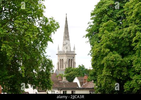 Ipswich, Suffolk, Regno Unito - 25 luglio 2022: Chiesa di St Mary le Tower vista da Christchurch Park in una calda mattinata estiva. Foto Stock