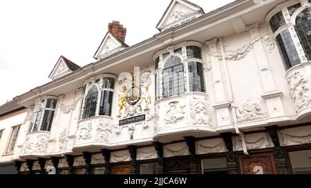 Ipswich, Suffolk, Regno Unito - 25 luglio 2022: Re Carlo II stemma sulla casa antica ornata nel Buttermarket, che era la casa di utensili da cucina rivenditore Lakeland. Foto Stock