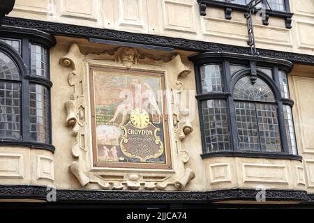 Ipswich, Suffolk, UK - 25 luglio 2022: L'architettura ornata del vecchio negozio di gioielli Croydons in Tavern Street ora rinominato Preston e Duckworth. Foto Stock