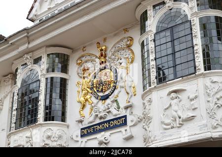 Ipswich, Suffolk, Regno Unito - 25 luglio 2022: Re Carlo II stemma sulla casa antica ornata nel Buttermarket, che era la casa di utensili da cucina rivenditore Lakeland. Foto Stock