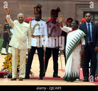 Nuova Delhi. 25th luglio 2022. Il presidente indiano recentemente eletto Droupadi Murmu (2nd R) e il presidente uscente RAM Nath Kovind ondano verso la gente al Palazzo Presidenziale Indiano a Nuova Delhi, India il 25 luglio 2022. Droupadi Murmu è stato giurato in quanto il 15th presidente dell'India lunedì. Murmu è quindi diventata la prima donna tribale ad essere eletta al primo posto costituzionale del paese. Credit: Partha Sarkar/Xinhua/Alamy Live News Foto Stock