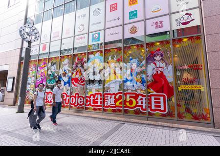 Akihabara, Giappone - 18 settembre 2020: La gente cammina davanti a un centro commerciale decorato con poster animati ad Akihabara. Foto Stock