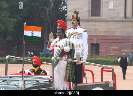 Nuova Delhi. 25th luglio 2022. Il nuovo presidente indiano Droupadi Murmu (fronte) ondeggia verso la gente al palazzo presidenziale indiano a Nuova Delhi, India il 25 luglio 2022. Droupadi Murmu è stato giurato in quanto il 15th presidente dell'India lunedì. Murmu è quindi diventata la prima donna tribale ad essere eletta al primo posto costituzionale del paese. Credit: Partha Sarkar/Xinhua/Alamy Live News Foto Stock