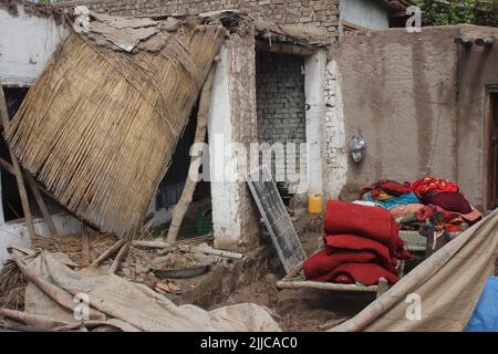 (220725) -- NANGARHAR, 25 luglio 2022 (Xinhua) -- Foto scattata il 24 luglio 2022 mostra l'area colpita dalle inondazioni nella provincia di Nangarhar, in Afghanistan. Almeno cinque persone sono state uccise e 10 altre ferite durante le ultime inondazioni nella provincia orientale del paese di Nangarhar tardi la domenica, ha detto l'ufficio del governatore provinciale Lunedi. (Foto di Aimal Zahir/Xinhua) Foto Stock