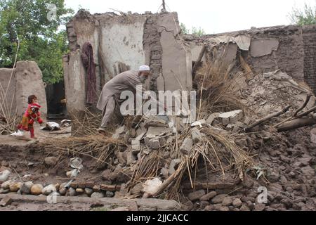 (220725) -- NANGARHAR, 25 luglio 2022 (Xinhua) -- le persone sono viste nell'area colpita dalle inondazioni nella provincia di Nangarhar, Afghanistan, 24 luglio 2022. Almeno cinque persone sono state uccise e 10 altre ferite durante le ultime inondazioni nella provincia orientale del paese di Nangarhar tardi la domenica, ha detto l'ufficio del governatore provinciale Lunedi. (Foto di Aimal Zahir/Xinhua) Foto Stock