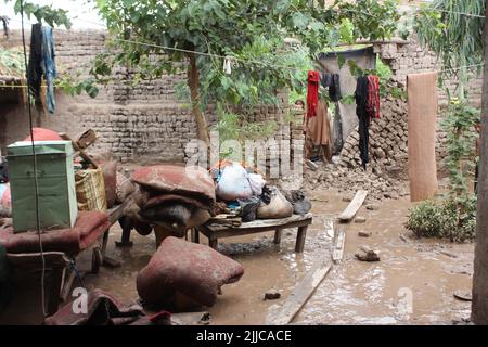 (220725) -- NANGARHAR, 25 luglio 2022 (Xinhua) -- Foto scattata il 24 luglio 2022 mostra l'area colpita dalle inondazioni nella provincia di Nangarhar, in Afghanistan. Almeno cinque persone sono state uccise e 10 altre ferite durante le ultime inondazioni nella provincia orientale del paese di Nangarhar tardi la domenica, ha detto l'ufficio del governatore provinciale Lunedi. (Foto di Aimal Zahir/Xinhua) Foto Stock