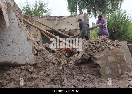 (220725) -- NANGARHAR, 25 luglio 2022 (Xinhua) -- le persone puliscono i detriti nell'area colpita dalle inondazioni nella provincia di Nangarhar, Afghanistan, 24 luglio 2022. Almeno cinque persone sono state uccise e 10 altre ferite durante le ultime inondazioni nella provincia orientale del paese di Nangarhar tardi la domenica, ha detto l'ufficio del governatore provinciale Lunedi. (Foto di Aimal Zahir/Xinhua) Foto Stock