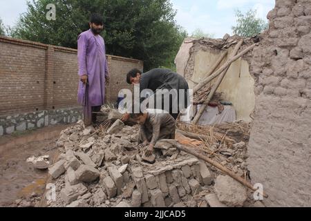 (220725) -- NANGARHAR, 25 luglio 2022 (Xinhua) -- le persone puliscono i detriti nell'area colpita dalle inondazioni nella provincia di Nangarhar, Afghanistan, 24 luglio 2022. Almeno cinque persone sono state uccise e 10 altre ferite durante le ultime inondazioni nella provincia orientale del paese di Nangarhar tardi la domenica, ha detto l'ufficio del governatore provinciale Lunedi. (Foto di Aimal Zahir/Xinhua) Foto Stock