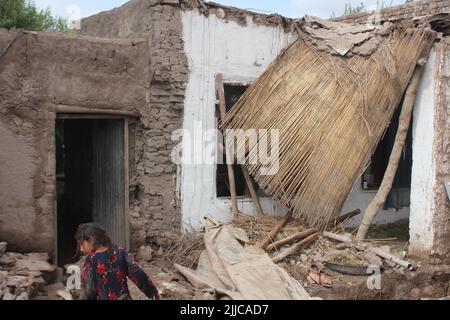 (220725) -- NANGARHAR, 25 luglio 2022 (Xinhua) -- Foto scattata il 24 luglio 2022 mostra l'area colpita dalle inondazioni nella provincia di Nangarhar, in Afghanistan. Almeno cinque persone sono state uccise e 10 altre ferite durante le ultime inondazioni nella provincia orientale del paese di Nangarhar tardi la domenica, ha detto l'ufficio del governatore provinciale Lunedi. (Foto di Aimal Zahir/Xinhua) Foto Stock