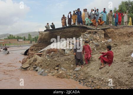 (220725) -- NANGARHAR, 25 luglio 2022 (Xinhua) -- le persone sono viste nell'area colpita dalle inondazioni nella provincia di Nangarhar, Afghanistan, 24 luglio 2022. Almeno cinque persone sono state uccise e 10 altre ferite durante le ultime inondazioni nella provincia orientale del paese di Nangarhar tardi la domenica, ha detto l'ufficio del governatore provinciale Lunedi. (Foto di Aimal Zahir/Xinhua) Foto Stock