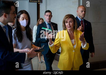 Washington, Vereinigte Staaten. 21st luglio 2022. Il relatore della Camera dei rappresentanti degli Stati Uniti Nancy Pelosi (democratico della California) parte la sua conferenza stampa settimanale al Campidoglio degli Stati Uniti a Washington, DC, giovedì 21 luglio 2022. Credit: Rod Lammey/CNP/dpa/Alamy Live News Foto Stock