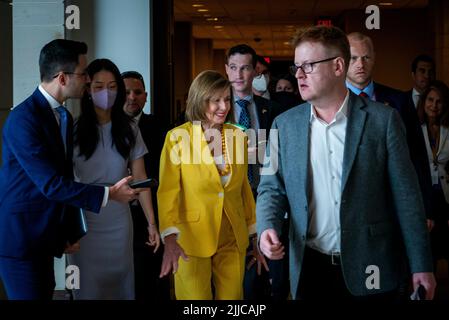 Washington, Vereinigte Staaten. 21st luglio 2022. Il relatore della Camera dei rappresentanti degli Stati Uniti Nancy Pelosi (democratico della California) parte la sua conferenza stampa settimanale al Campidoglio degli Stati Uniti a Washington, DC, giovedì 21 luglio 2022. Credit: Rod Lammey/CNP/dpa/Alamy Live News Foto Stock