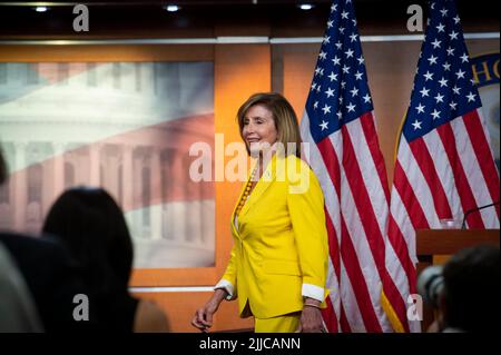 Washington, Vereinigte Staaten. 21st luglio 2022. Il relatore della Camera dei rappresentanti degli Stati Uniti Nancy Pelosi (democratico della California) parte la sua conferenza stampa settimanale al Campidoglio degli Stati Uniti a Washington, DC, giovedì 21 luglio 2022. Credit: Rod Lammey/CNP/dpa/Alamy Live News Foto Stock