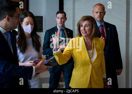 Washington, Vereinigte Staaten. 21st luglio 2022. Il relatore della Camera dei rappresentanti degli Stati Uniti Nancy Pelosi (democratico della California) parte la sua conferenza stampa settimanale al Campidoglio degli Stati Uniti a Washington, DC, giovedì 21 luglio 2022. Credit: Rod Lammey/CNP/dpa/Alamy Live News Foto Stock