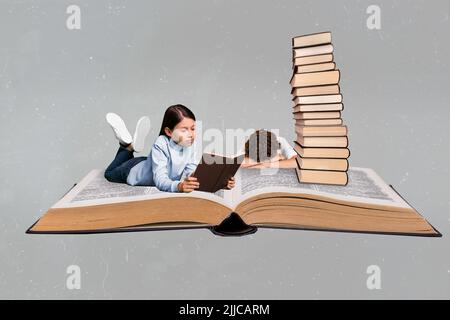 Immagine collage composito piccola ragazza posa enorme libro lettura bot si addormentò isolato su sfondo grigio dipinto Foto Stock