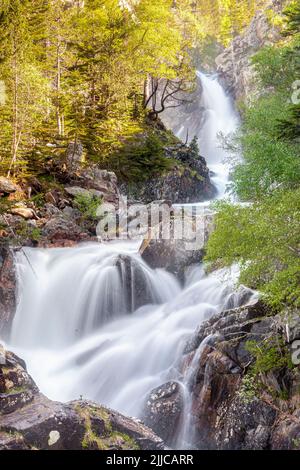 Cascata di Alba nella Gola di Alba, Benasque, Parco Naturale di Posets-Maladeta, Huesca, Spagna Foto Stock