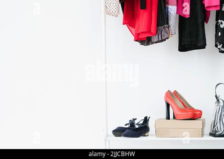 moda abbigliamento accessori stile scarpe tendenze Foto Stock