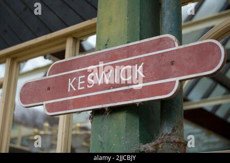 Primo piano del vecchio cartello British Railways al disusato ridondante ex stazione ferroviaria Keswick piattaforma ferroviaria Lake District Cumbria Inghilterra UK Foto Stock