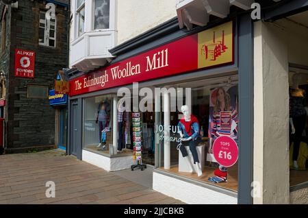 The Edinburgh Woolen Mill negozio segno finestra abbigliamento esposizione Main Street Keswick Cumbria Lake District Inghilterra Regno Unito Gran Bretagna Foto Stock