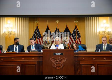 Washington, DC, Stati Uniti. 21st luglio 2022. Il rappresentante degli Stati Uniti Liz Cheney (repubblicano del Wyoming), Center, si è recato durante un'audizione del Comitato di selezione per indagare sull'attacco del 6th gennaio al Campidoglio degli Stati Uniti a Washington, DC, USA, giovedì 21 luglio, 2022. I 187 minuti di inattività dell’ex presidente Donald Trump mentre una folla armata attaccava il Campidoglio degli Stati Uniti saranno al centro della seconda audizione in prima serata da parte della commissione parlamentare che indaga sull'insurrezione del 6 gennaio 2021. Credit: Al Drago/Pool via CNP/dpa/Alamy Live News Foto Stock