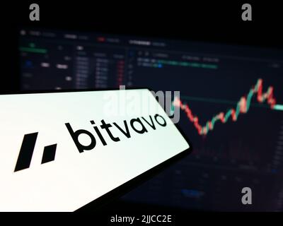 Telefono cellulare con logo della società di scambio criptovaluta Bitvavo B.V. sullo schermo di fronte al sito web aziendale. Concentrarsi sul centro del display del telefono. Foto Stock