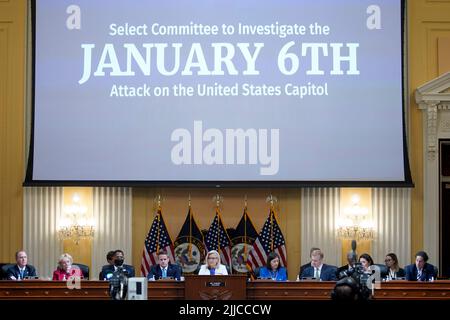 Washington, DC, Stati Uniti. 21st luglio 2022. Il rappresentante degli Stati Uniti Liz Cheney (repubblicano del Wyoming), bottom center, parla durante un'audizione del comitato di selezione per indagare sull'attacco del 6th gennaio al Campidoglio degli Stati Uniti a Washington, DC, Stati Uniti, giovedì 21 luglio, 2022. I 187 minuti di inattività dell’ex presidente Donald Trump mentre una folla armata attaccava il Campidoglio degli Stati Uniti saranno al centro della seconda audizione in prima serata da parte della commissione parlamentare che indaga sull'insurrezione del 6 gennaio 2021. Credit: Al Drago/Pool via CNP/dpa/Alamy Live News Foto Stock