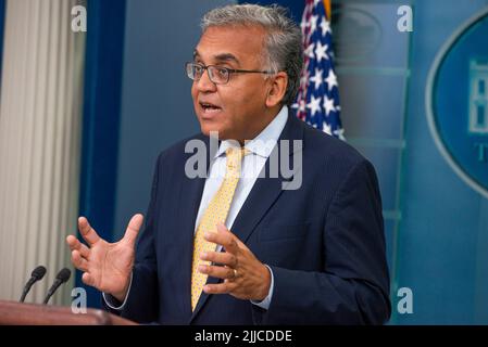 Washington, Vereinigte Staaten. 22nd luglio 2022. COVID-19 Response Coordinator Dr. Ashish JHA campi domande da giornalisti durante un briefing stampa alla Casa Bianca di Washington, DC, Venerdì 22 luglio 2022. Credit: Rod Lammey/Pool via CNP/dpa/Alamy Live News Foto Stock