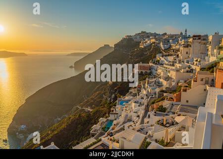 FIRA, GRECIA - MAGGIO 21,2022: Tramonto a Fira con le case bianche, isola di Santorini in Grecia Foto Stock