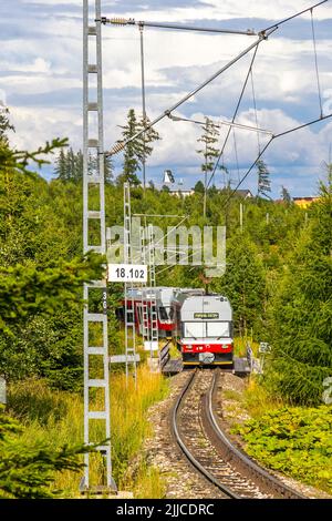 High Tatra, Slovacchia - Luglio 2018: Il treno Tatra Electric Railways (TEZ-ter) (noto anche come 'Tatra Tram') attraversa la foresta nei pressi di Tatranska Poliank Foto Stock