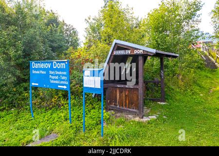 High Tatra, Slovacchia - 26 luglio 2018: Danielov Dom - piccola fermata ferroviaria delle Ferrovie elettriche di Tatra (TEZ-ter) (noto anche come 'tram Tatra') in High Tat Foto Stock