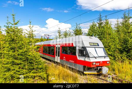 High Tatra, Slovacchia - Luglio 2018: Il treno Tatra Electric Railways (TEZ-ter) (noto anche come 'Tatra Tram') attraversa la foresta nei pressi di Tatranska Poliank Foto Stock