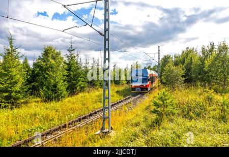 High Tatra, Slovacchia - Luglio 2018: Il treno Tatra Electric Railways (TEZ-ter) (noto anche come 'Tatra Tram') attraversa la foresta nei pressi di Tatranska Poliank Foto Stock