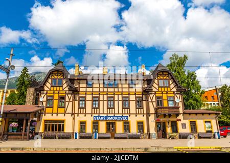 High Tatra, Slovacchia - Luglio 2018: Stary Smokovec - Stazione ferroviaria di raccordo delle Ferrovie elettriche di Tatra (TEZ-ter) (anche noto come tram Tatra) in High T. Foto Stock