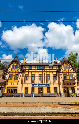 High Tatra, Slovacchia - Luglio 2018: Stary Smokovec - Stazione ferroviaria di raccordo delle Ferrovie elettriche di Tatra (TEZ-ter) (anche noto come tram Tatra) in High T. Foto Stock