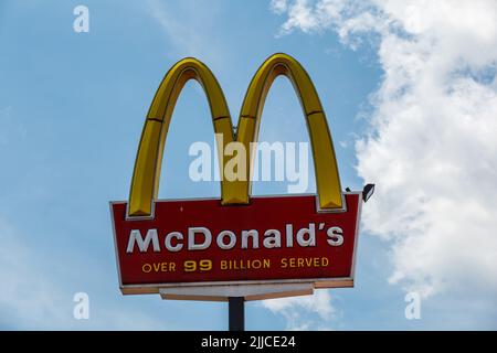 Bloomsburg, PA - 15 giugno 2013: Un segno elevato per la catena di ristoranti fast food americana McDonalds. Foto Stock