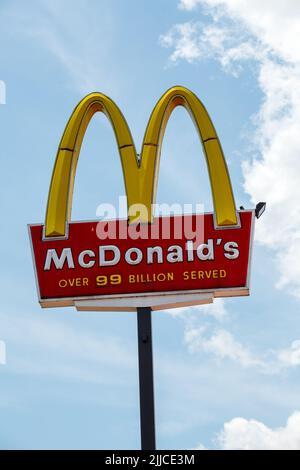 Bloomsburg, PA - 15 giugno 2013: Un segno elevato per la catena di ristoranti fast food americana McDonalds. Foto Stock