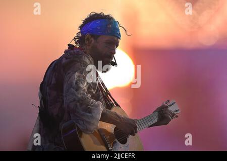 Roma, Italia. 23rd luglio 2022. Il cantante italiano Jovanotti pseudonimo di Lorenzo Cherubini durante il concerto sulla spiaggia di Marina di Cerveteri. (Roma Italia. 23 luglio 2022 credito: dpa/Alamy Live News Foto Stock